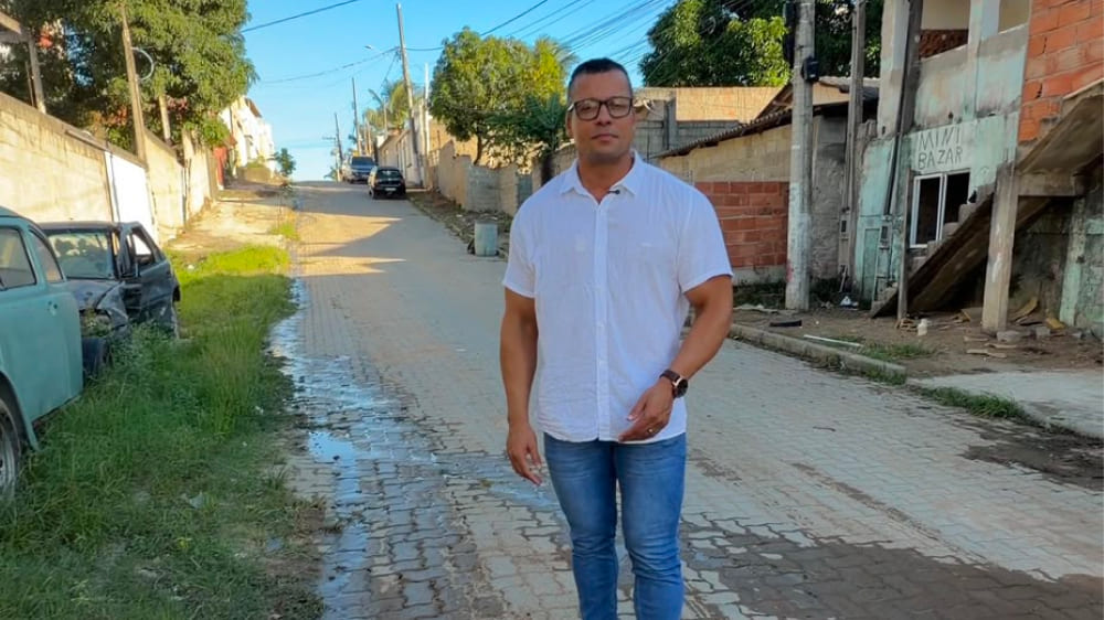 Luiz Mattos visita Rua dos Badejos, em Nova Anchieta, e denuncia esgoto a céu aberto